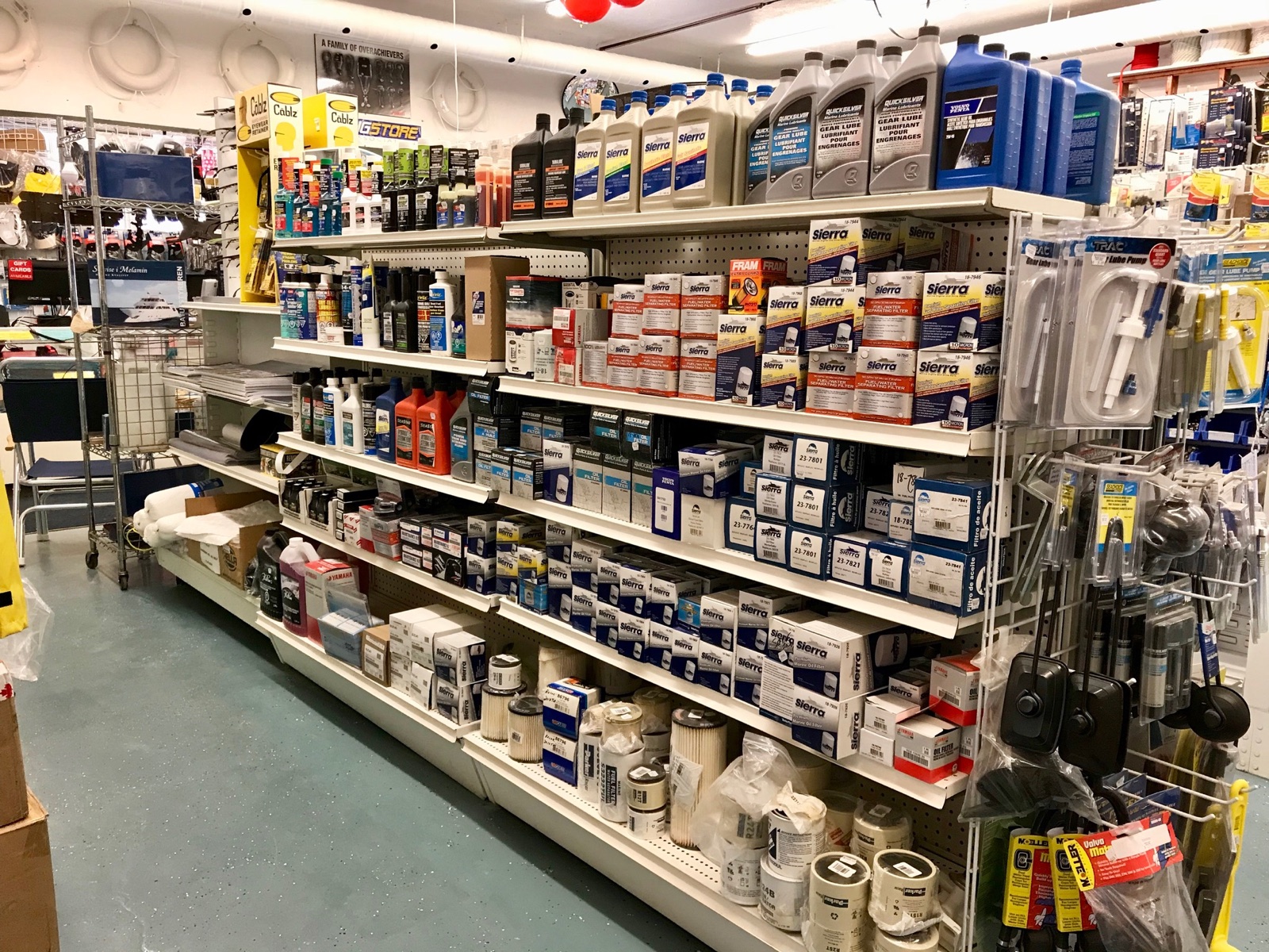 Estantes con partes, filtros, lubricantes y equipos marinos nuevos