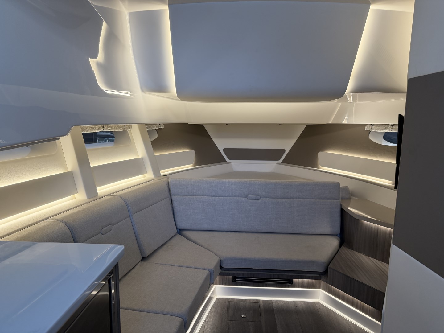 Interior de la cabina del Sea Ray 370 Sundancer OB de 2023